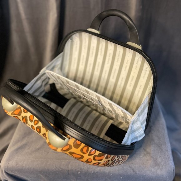 Jacki Design Pin-Up Cheetah Travel Case and Accessories - Picture 4 of 7